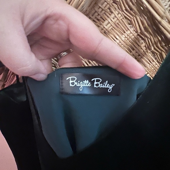 Green velvet dress - Picture 2 of 6